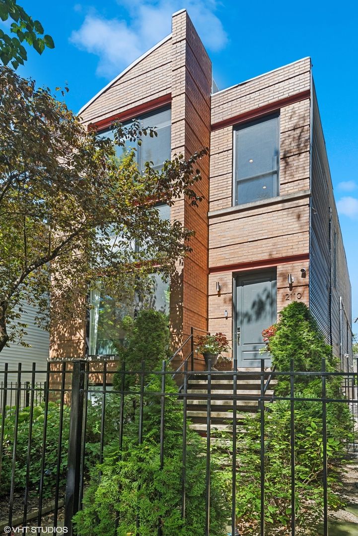 2110 W Superior Street