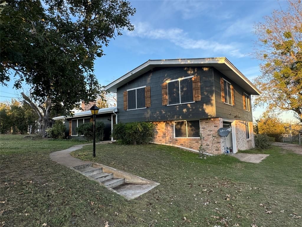 915 N Old Stephenville Rd.