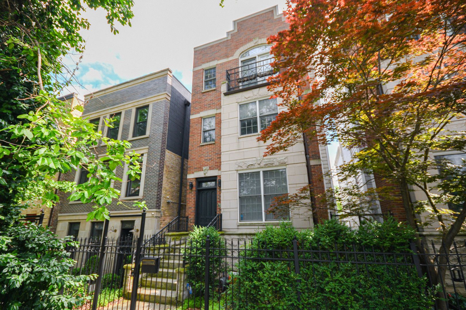 2043 W Saint Paul Avenue