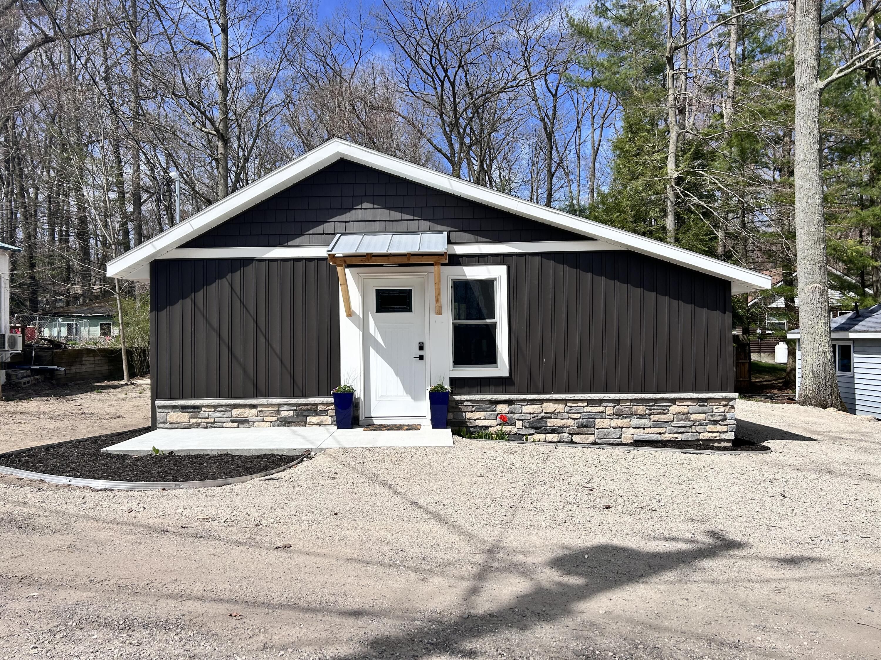 855 W Locust Street