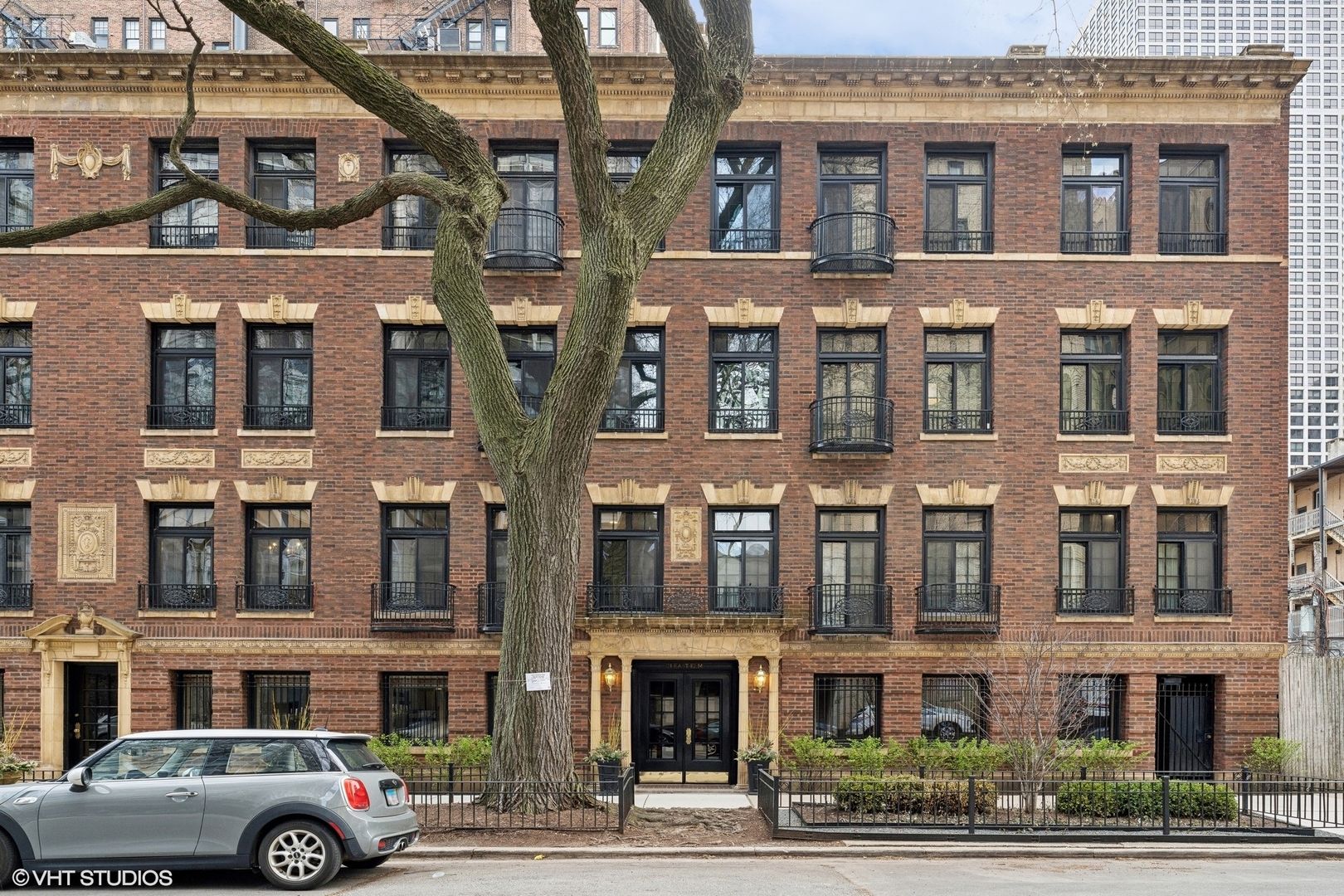 21 E Elm Street 1C