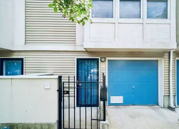 1009 E 61st Street