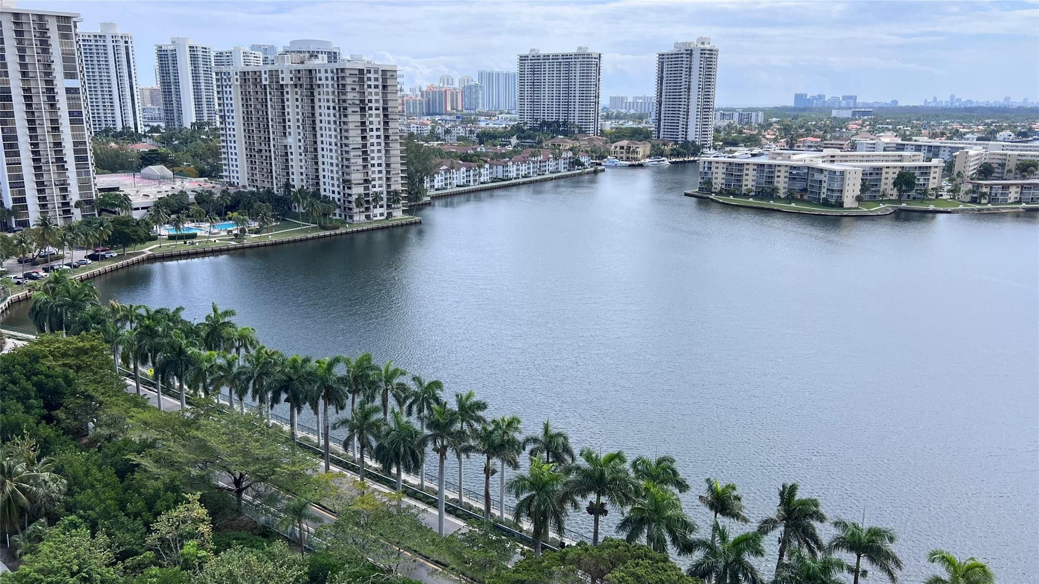 2801 Ne 183rd Street 1810W