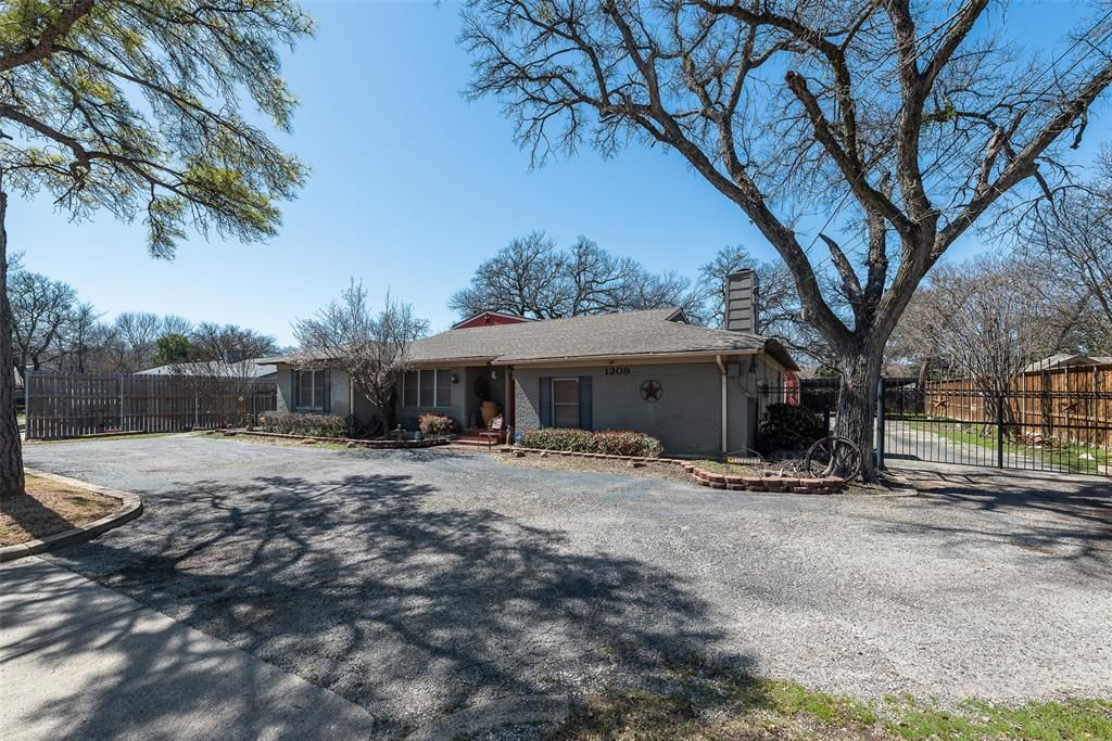 1209 N Macarthur Boulevard