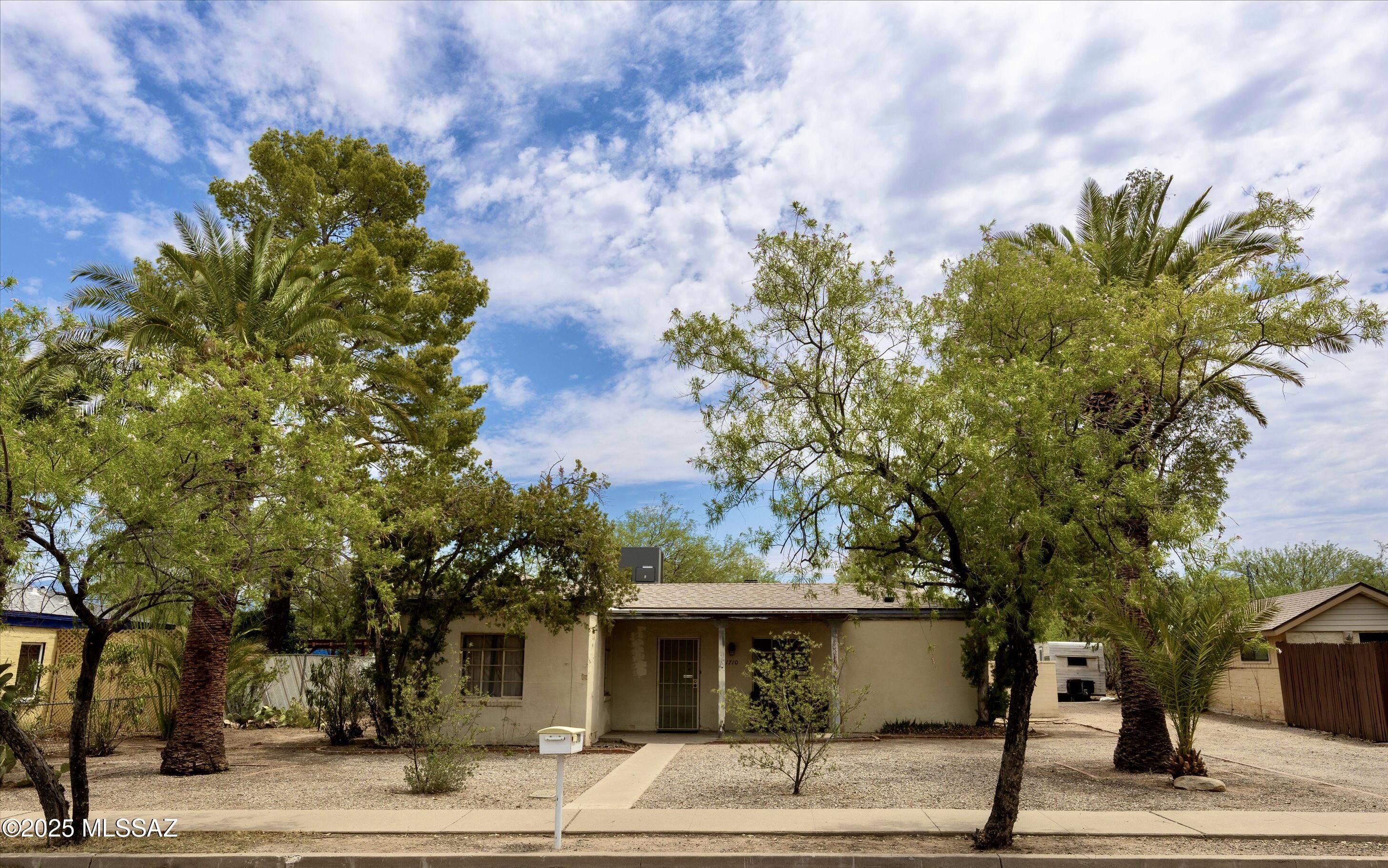 1710 N Louis Lane