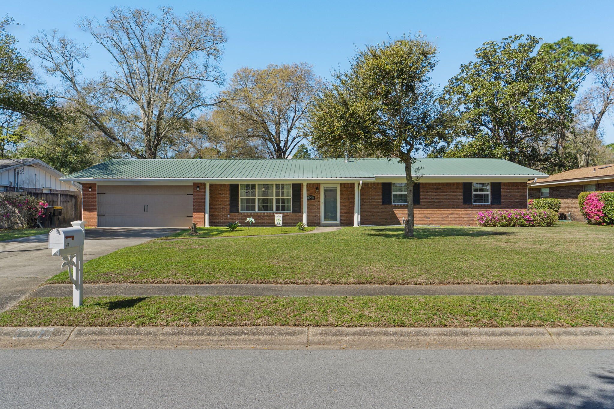 653 Ne Golf Course Drive