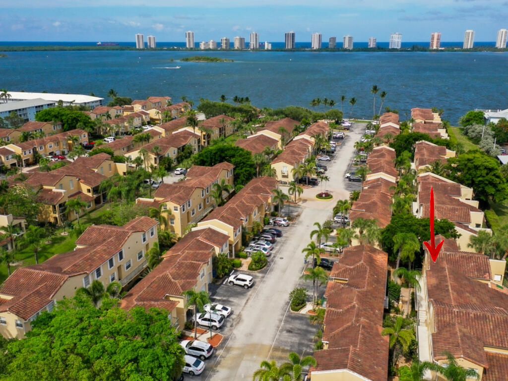 1020 Lake Shore Drive 202