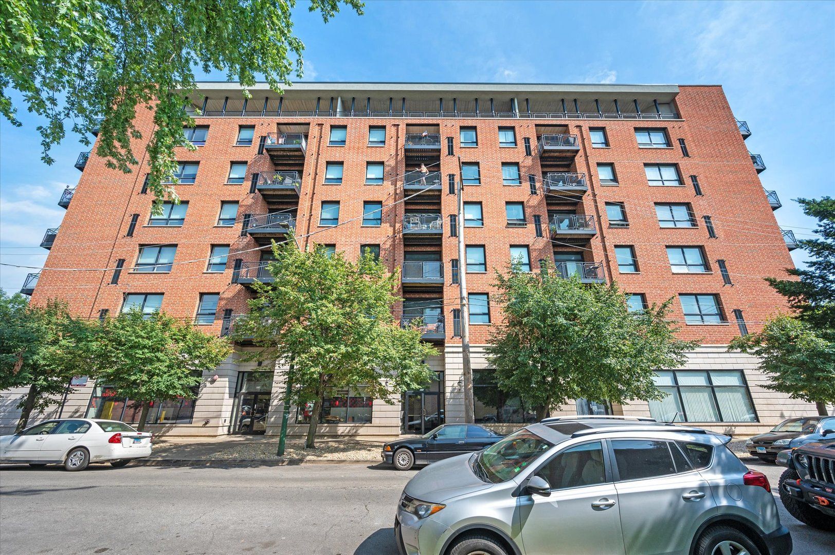 974 W 35th Place 411