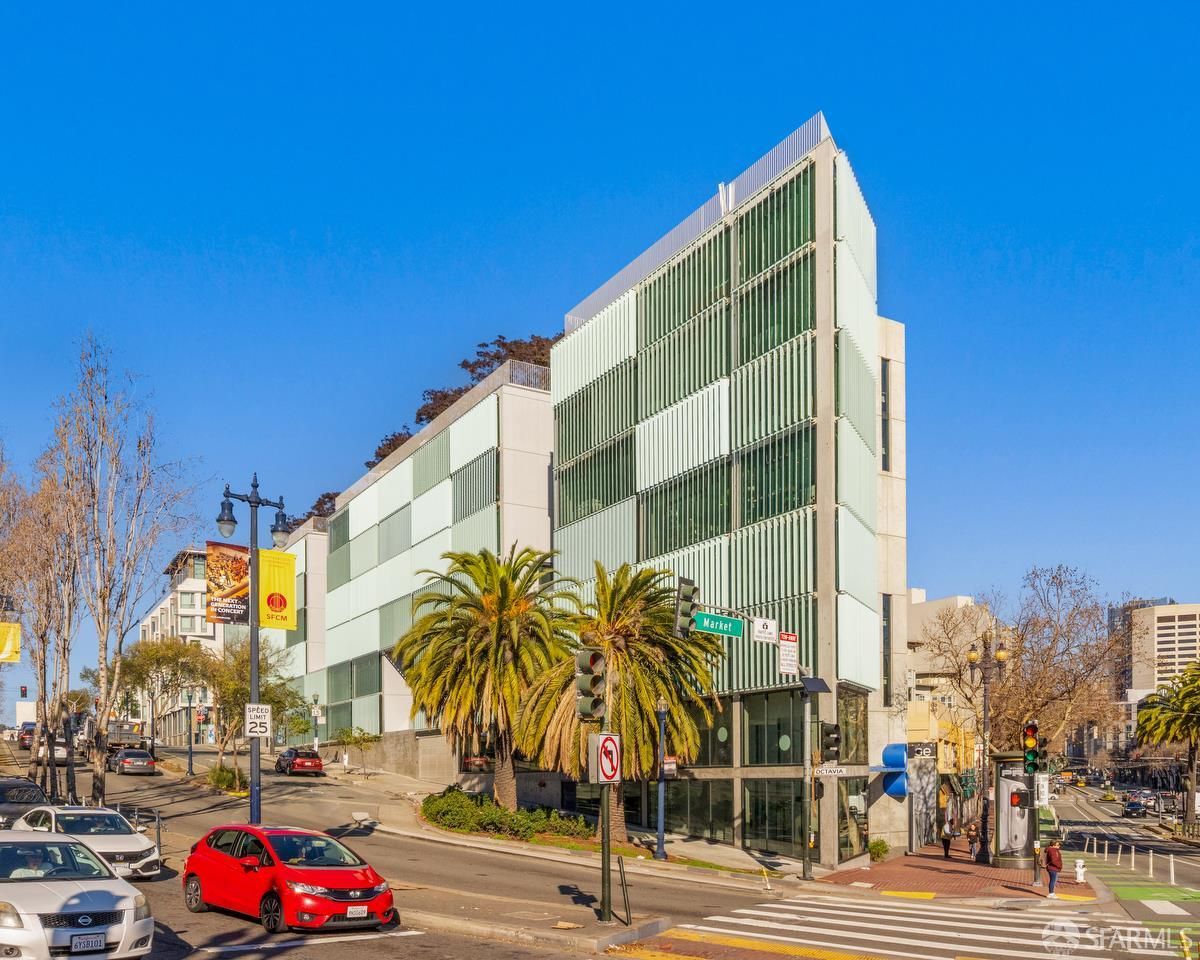 8 Octavia Boulevard 407