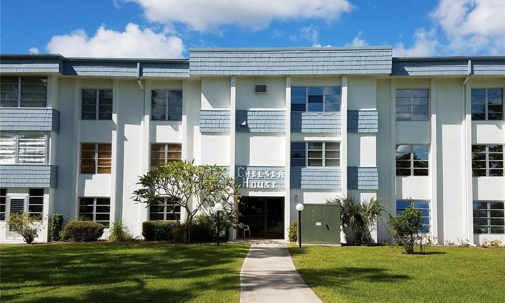 Charlotte Square Condominiums