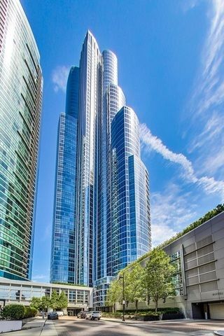 1211 S Prairie Avenue 5400