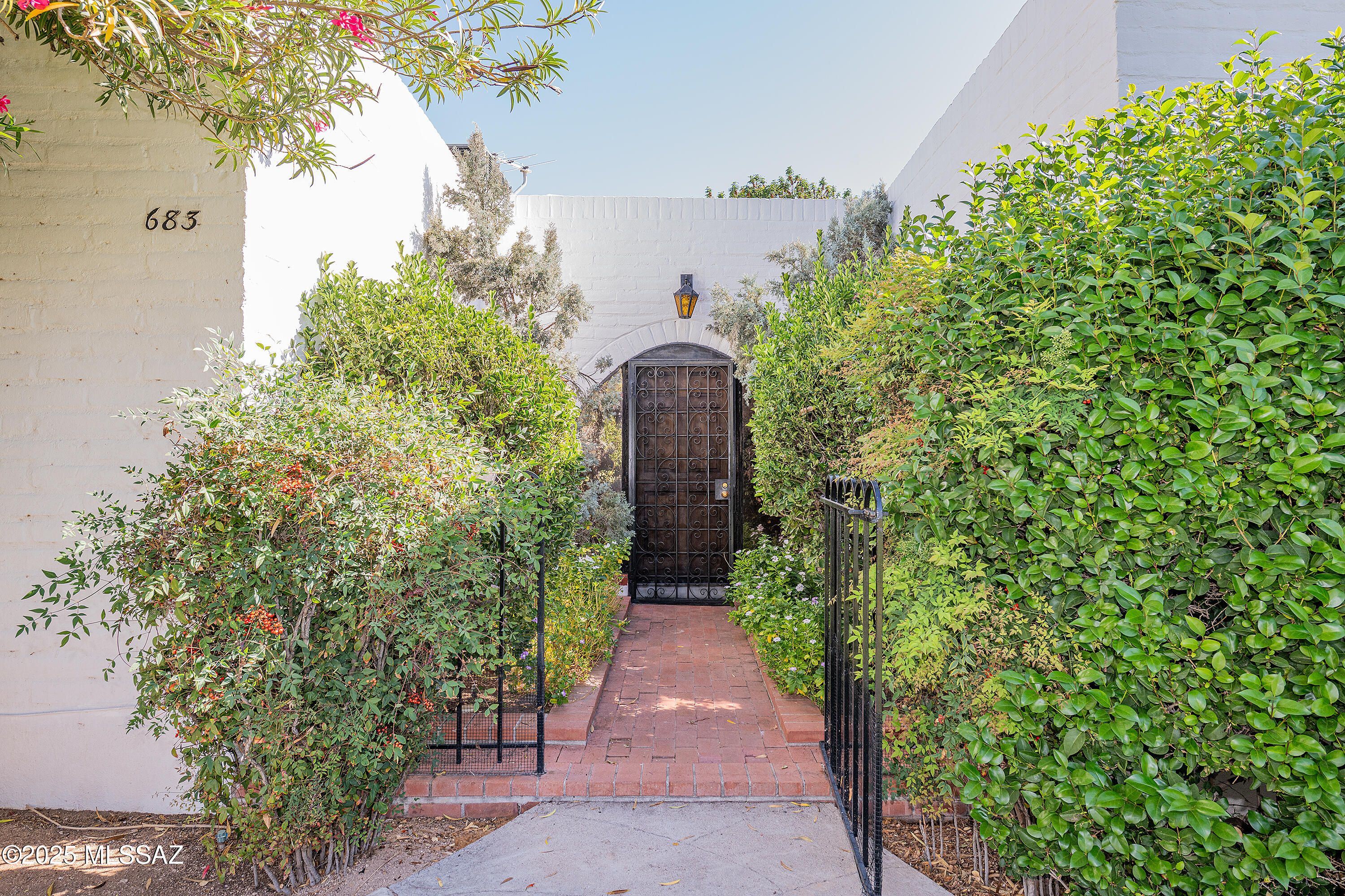 683 W Las Lomitas Road
