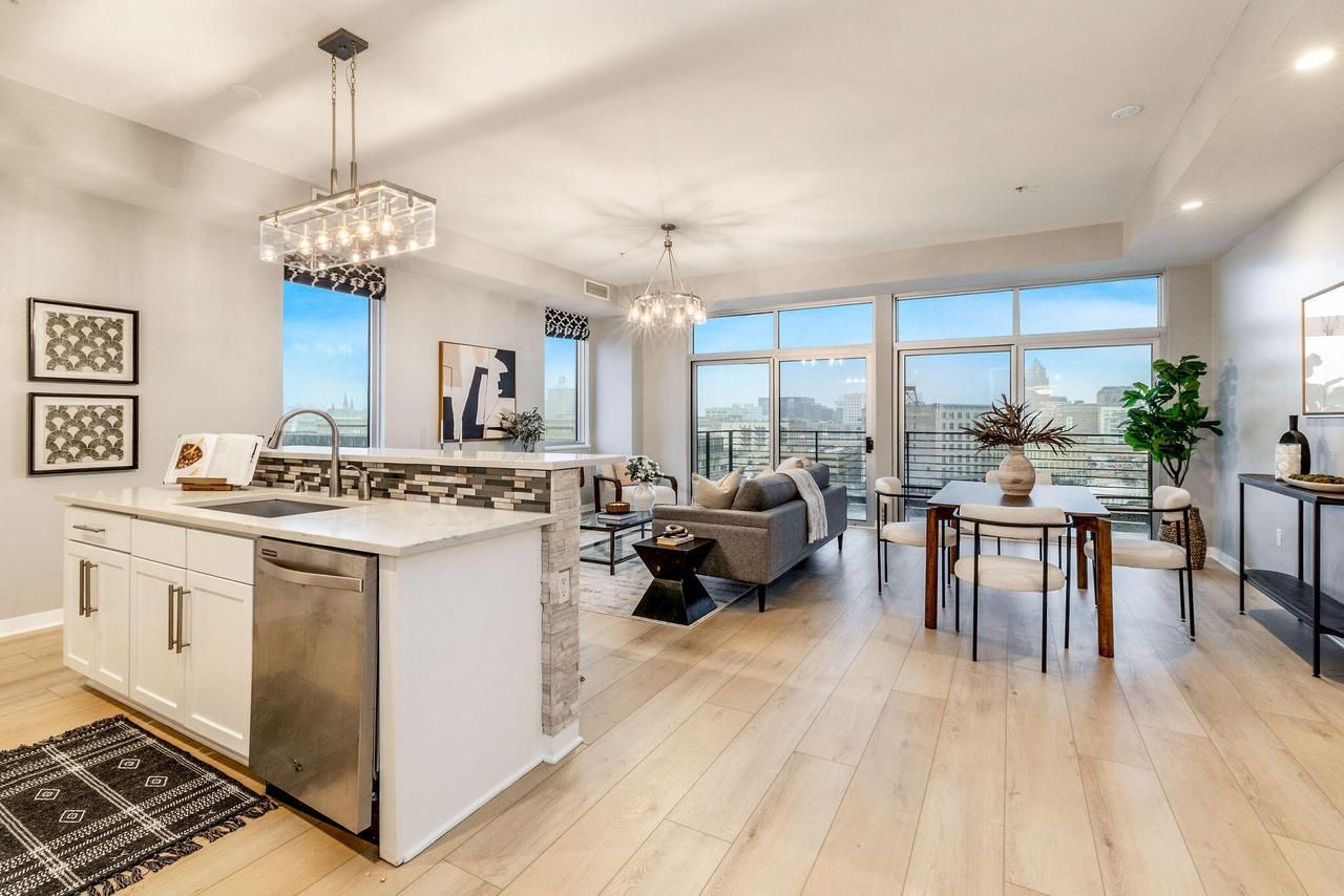 106 W Seeboth Street 820
