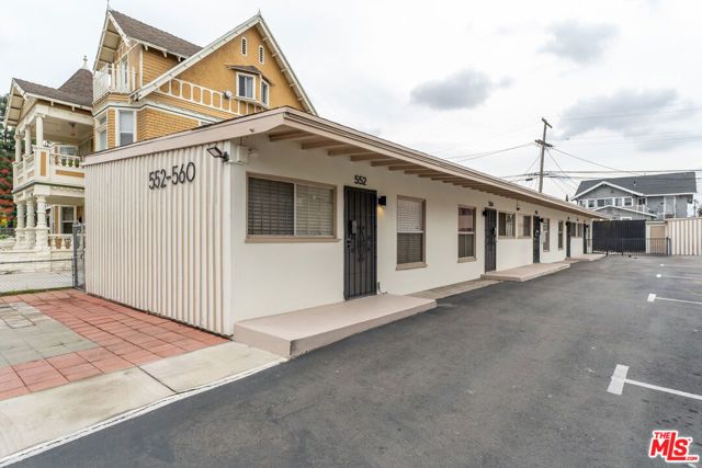 552 W 40th Place