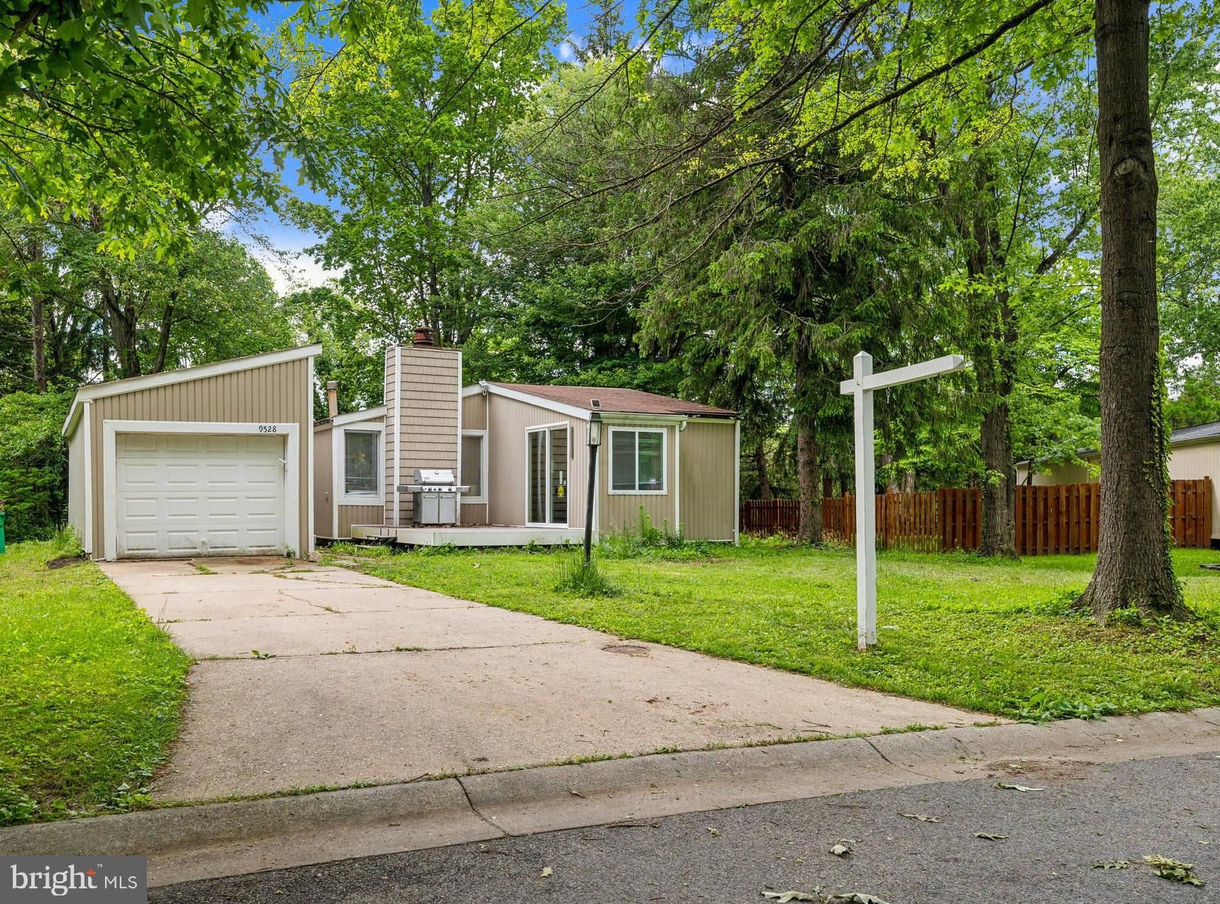 9528 Wandering Way