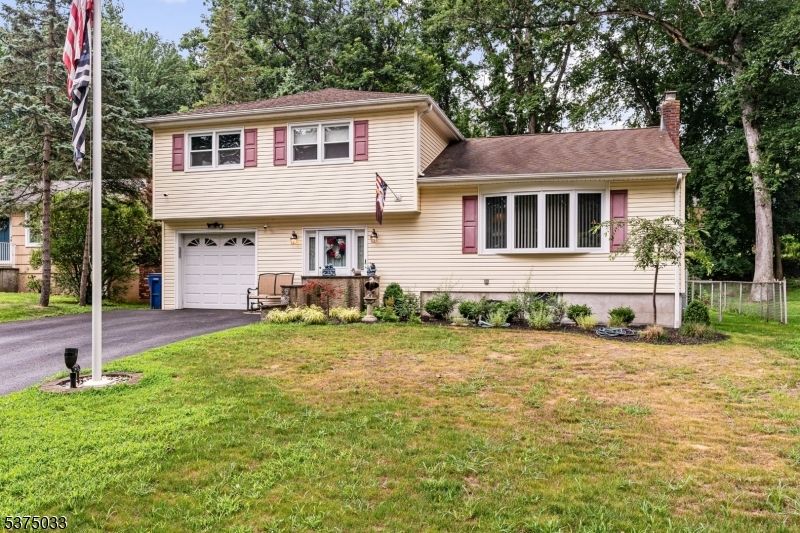 8 Ellen Dr