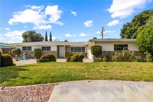 940 W Bainbridge