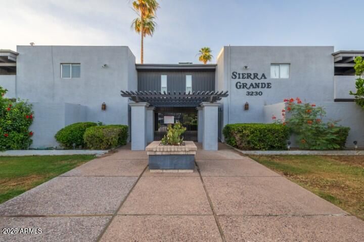 3230 E Pinchot Avenue 32