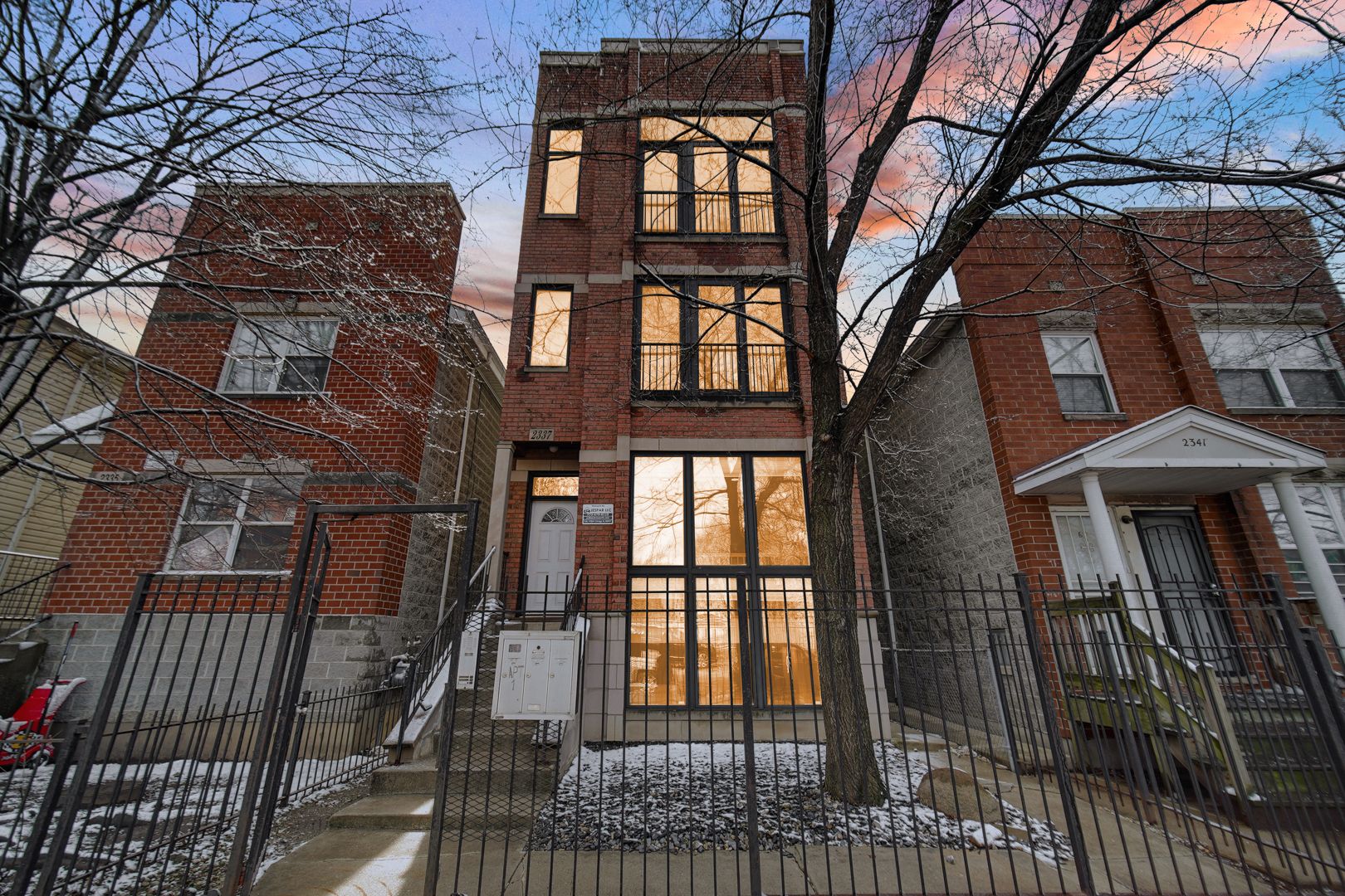 2337 W Washington Boulevard 1