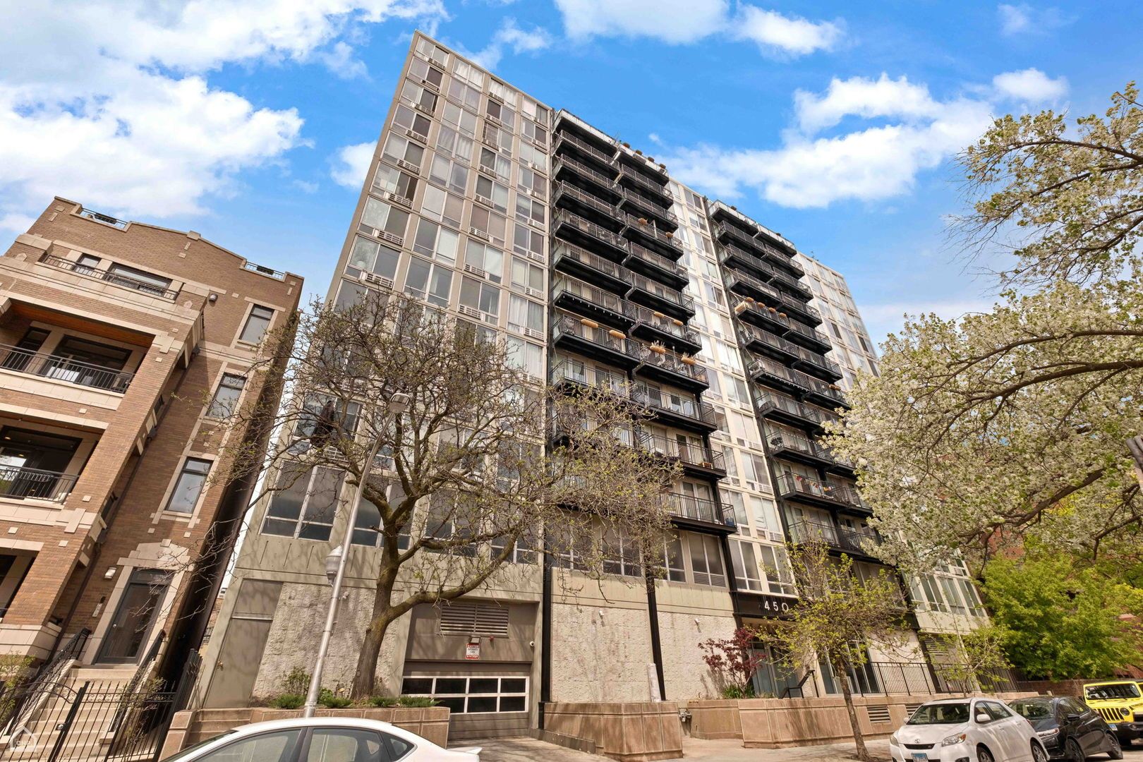 450 W Briar Place 8J