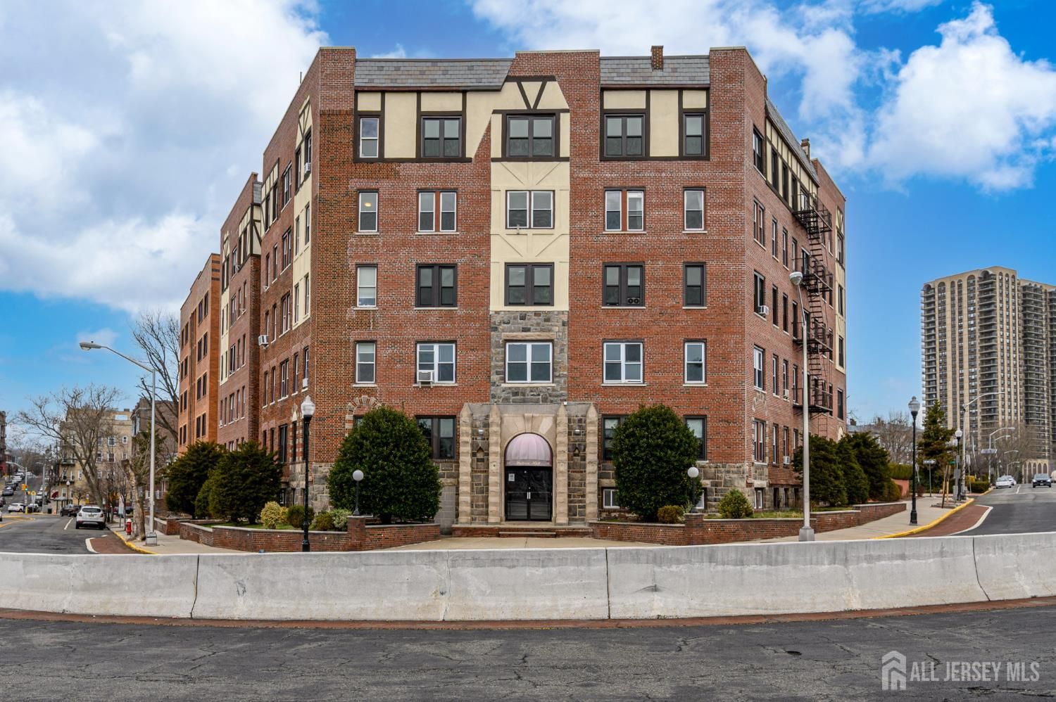 7435 Boulevard East 34
