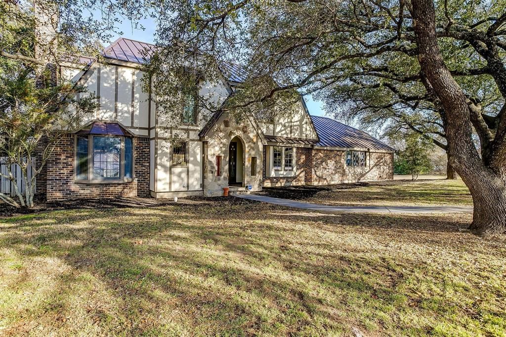 907 Country Club Road