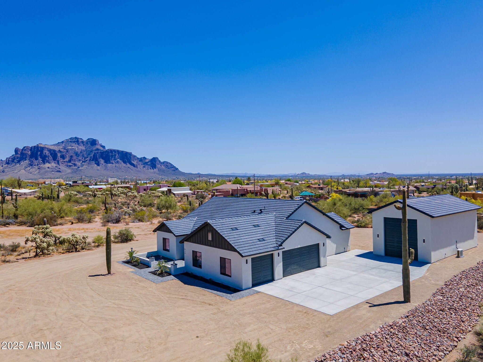 979 E Saddle Butte Street