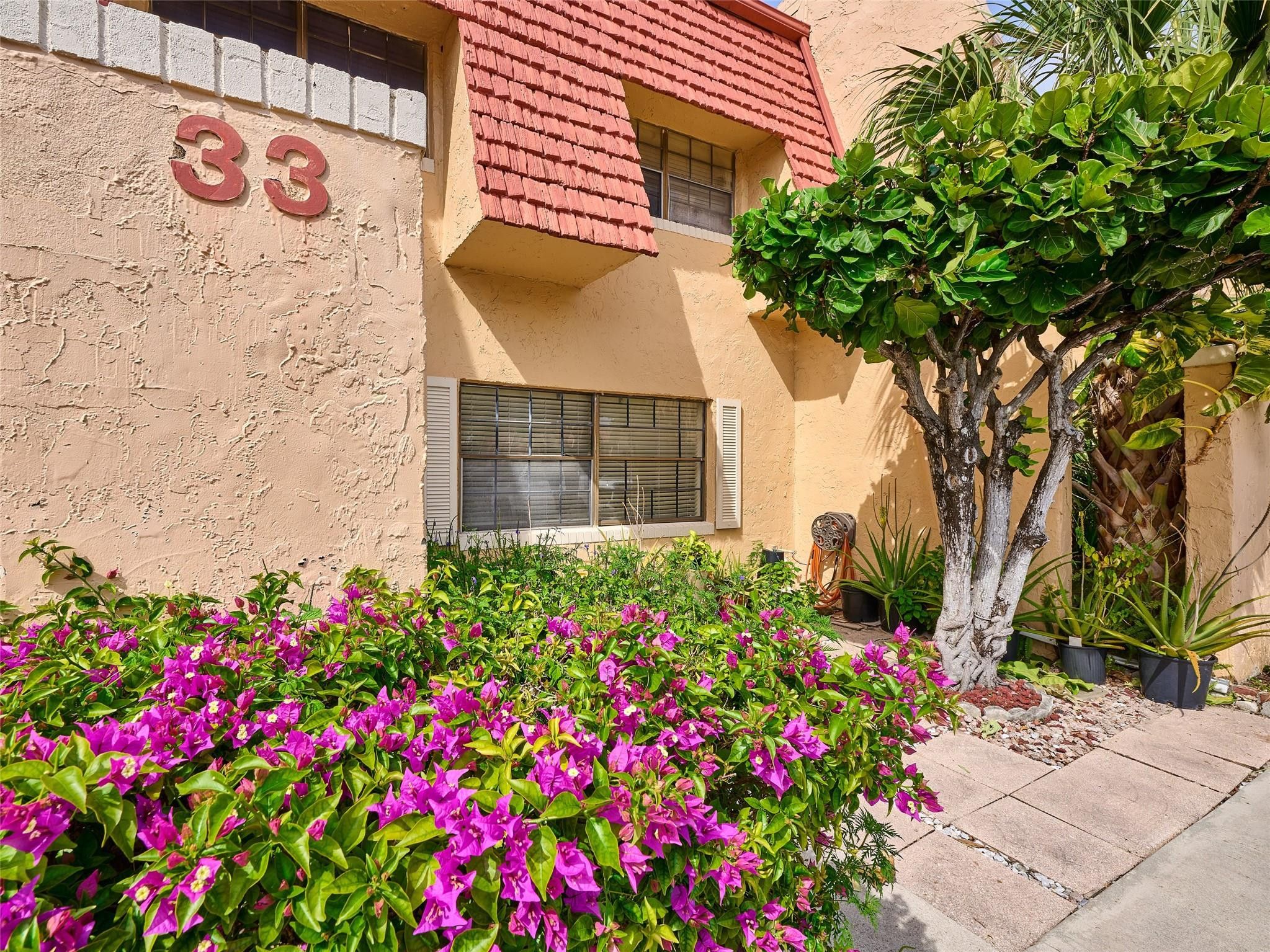 33 Spinning Wheel Lane 33