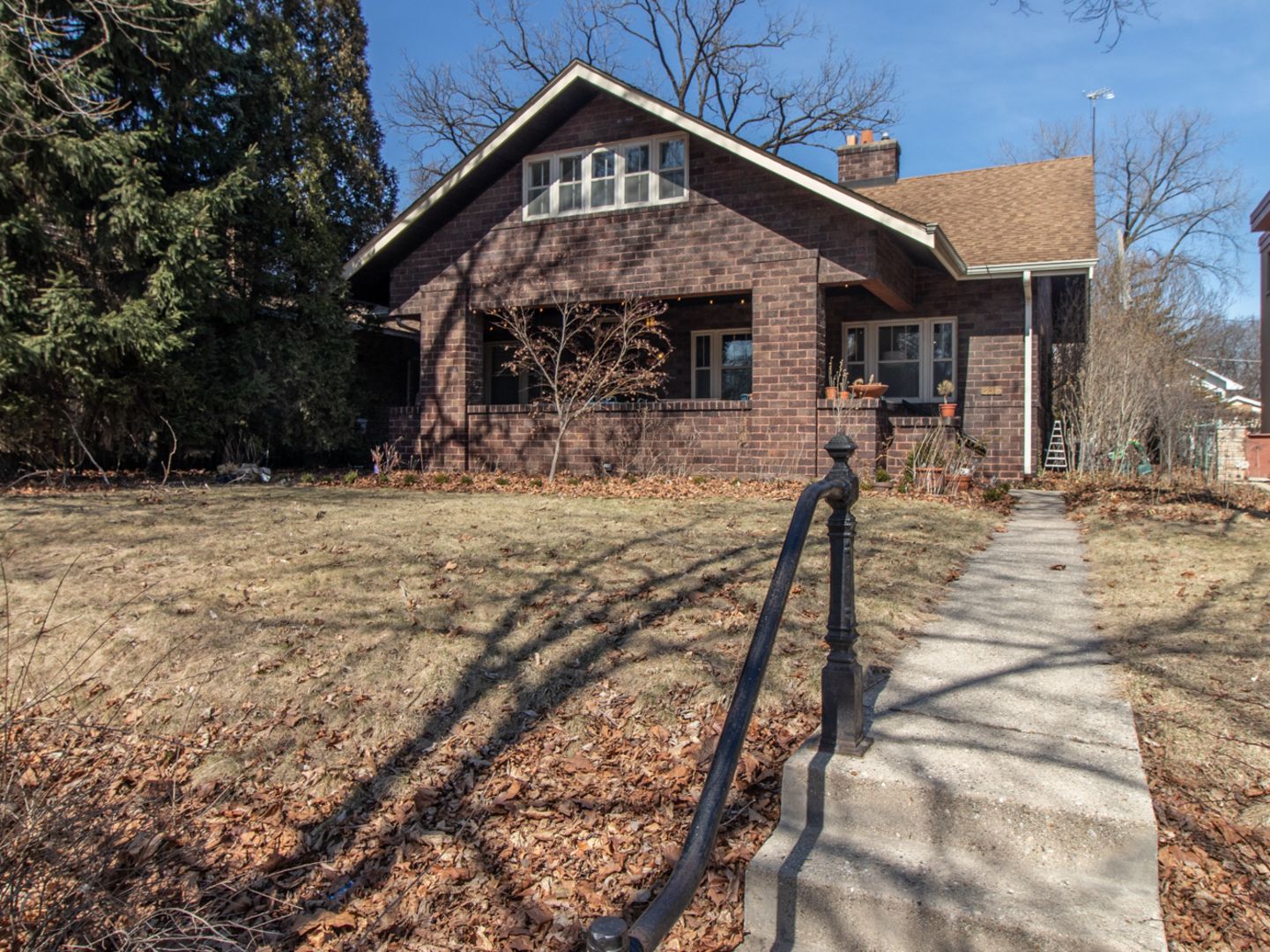 2216 W Greenleaf Avenue