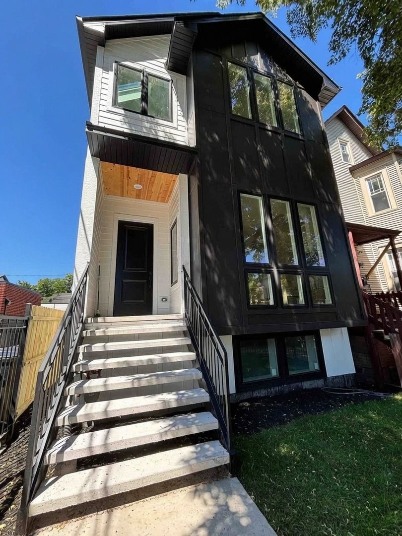 1914 N Rockwell Street