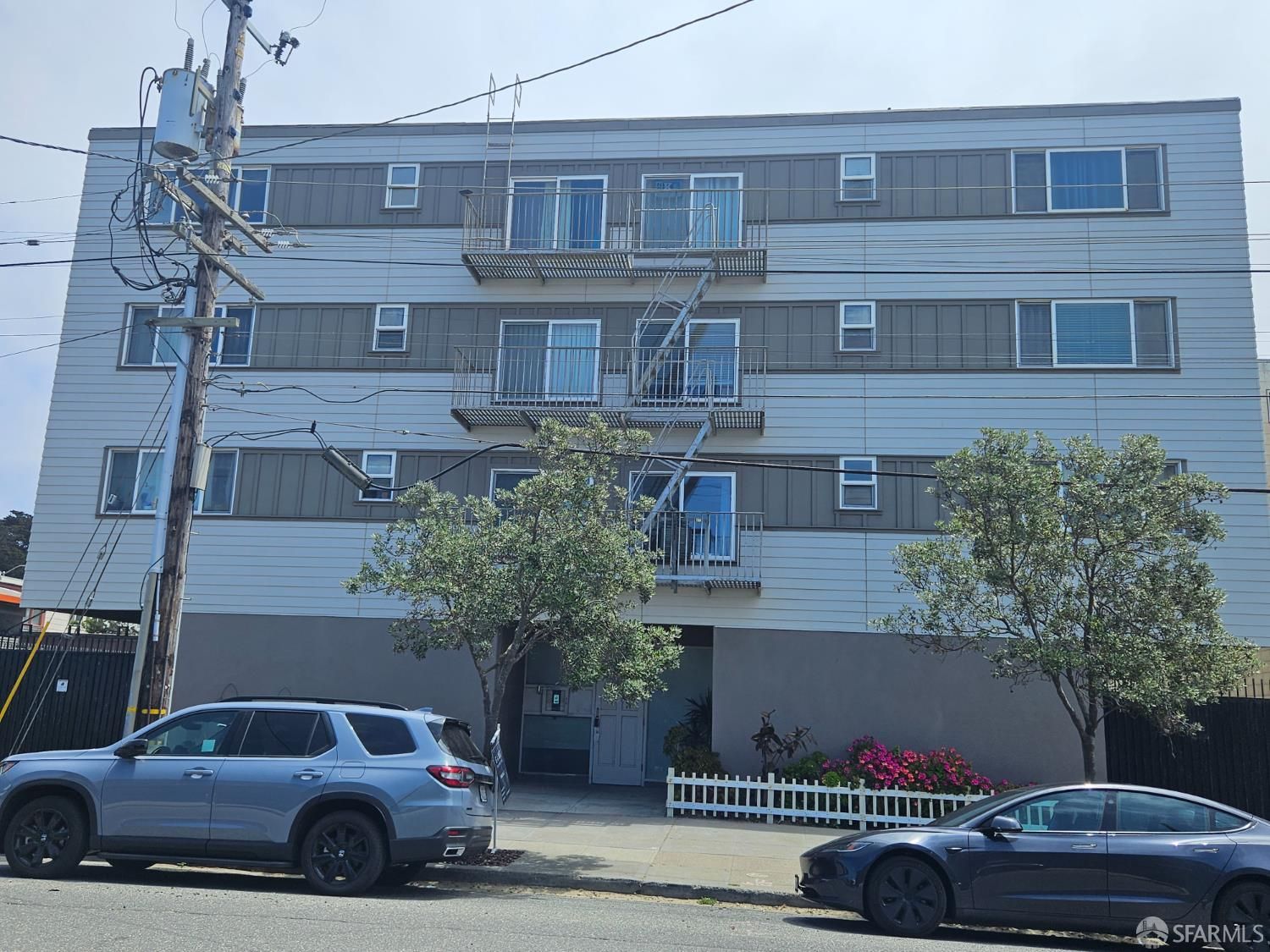 1220 La Playa Street 208