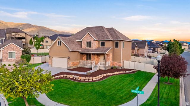 2733 S Bellflower Cir