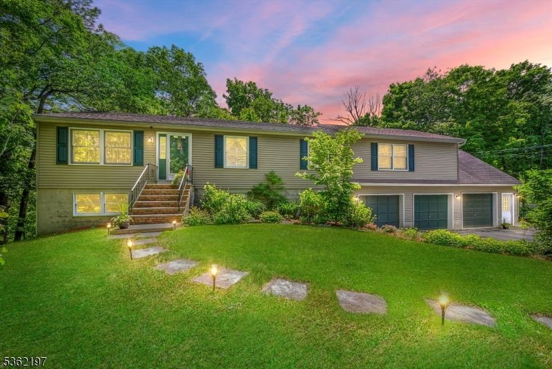 2 Acorn Dr