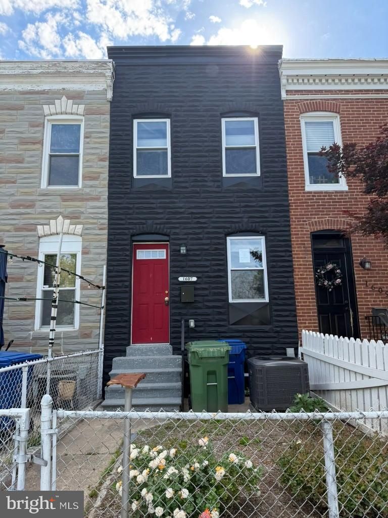 1607 Race Street