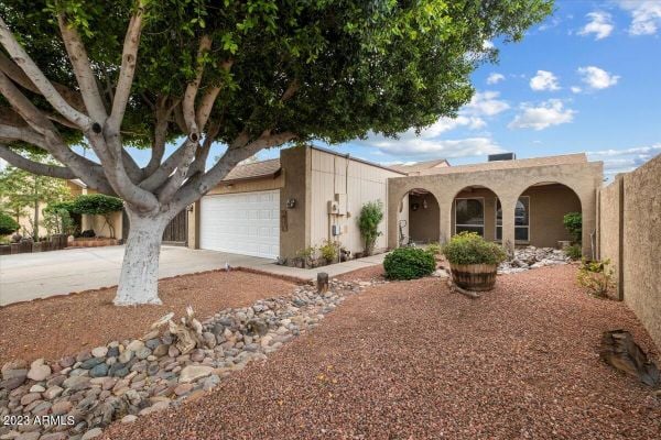 Las Casas Contentas - Glendale, AZ Homes for Sale & Real Estate |  