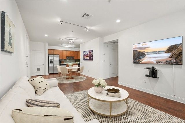 6938 Laurel Canyon 204