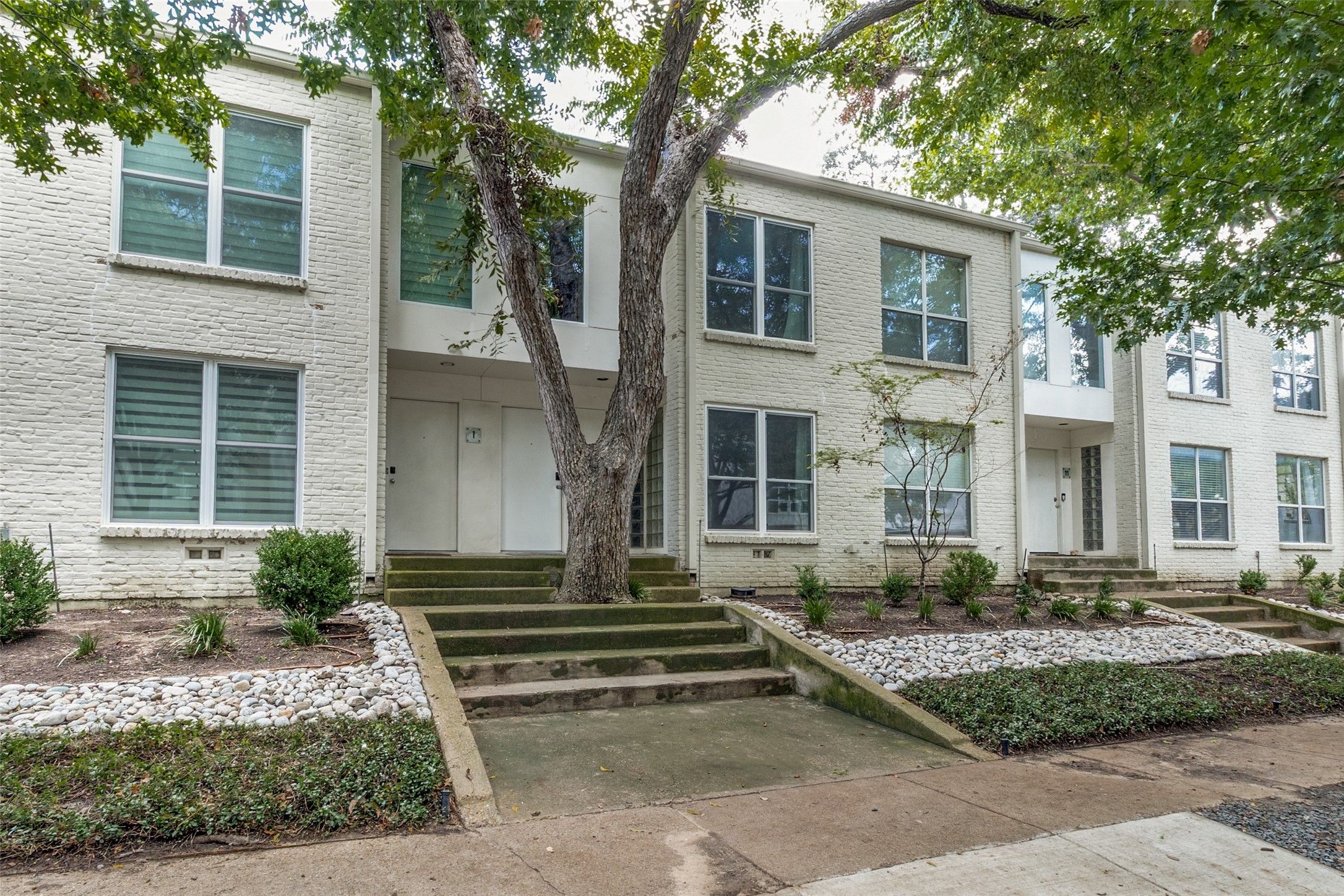 4122 Travis Street 13
