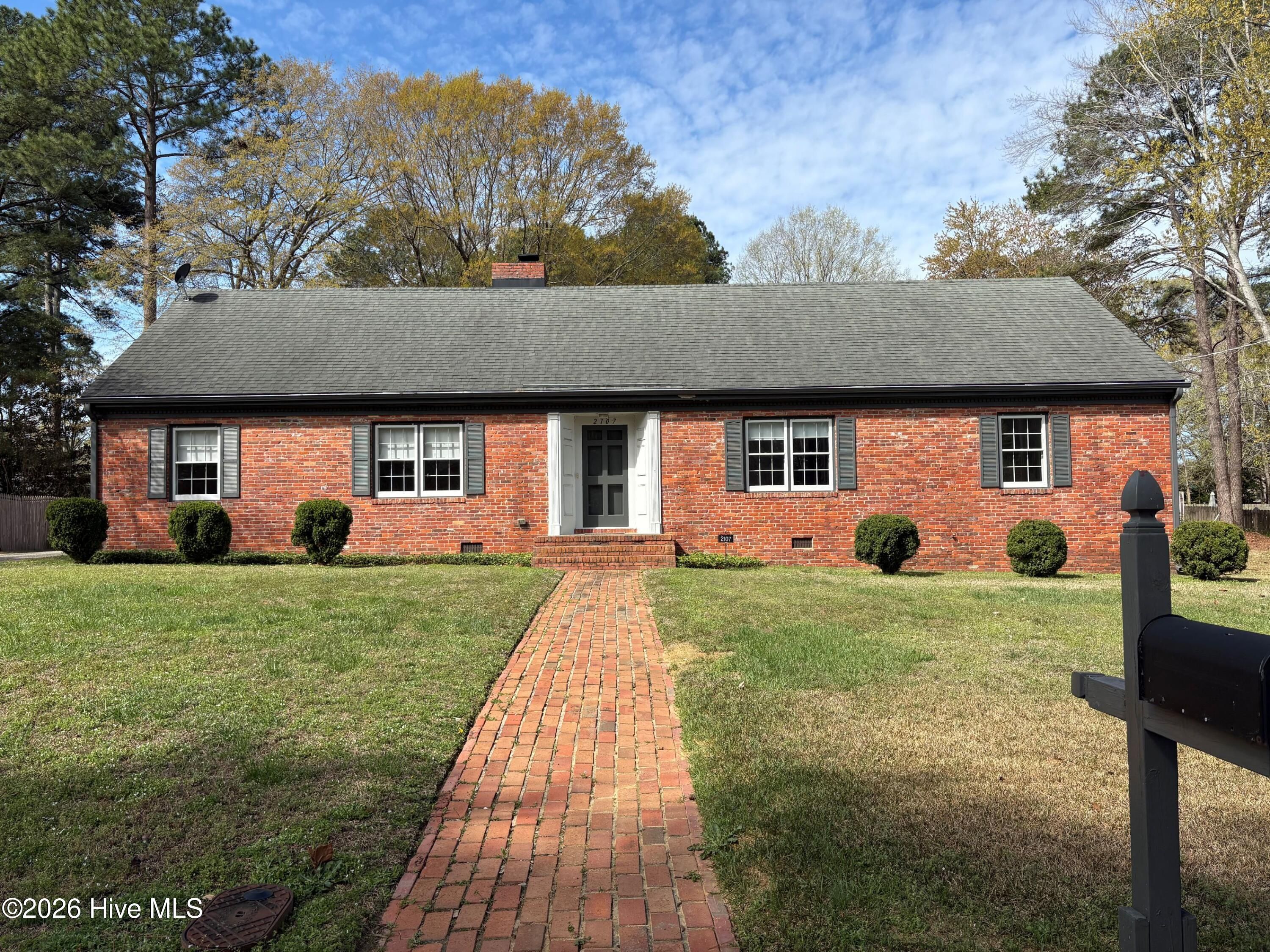 2107 Somerset Drive N