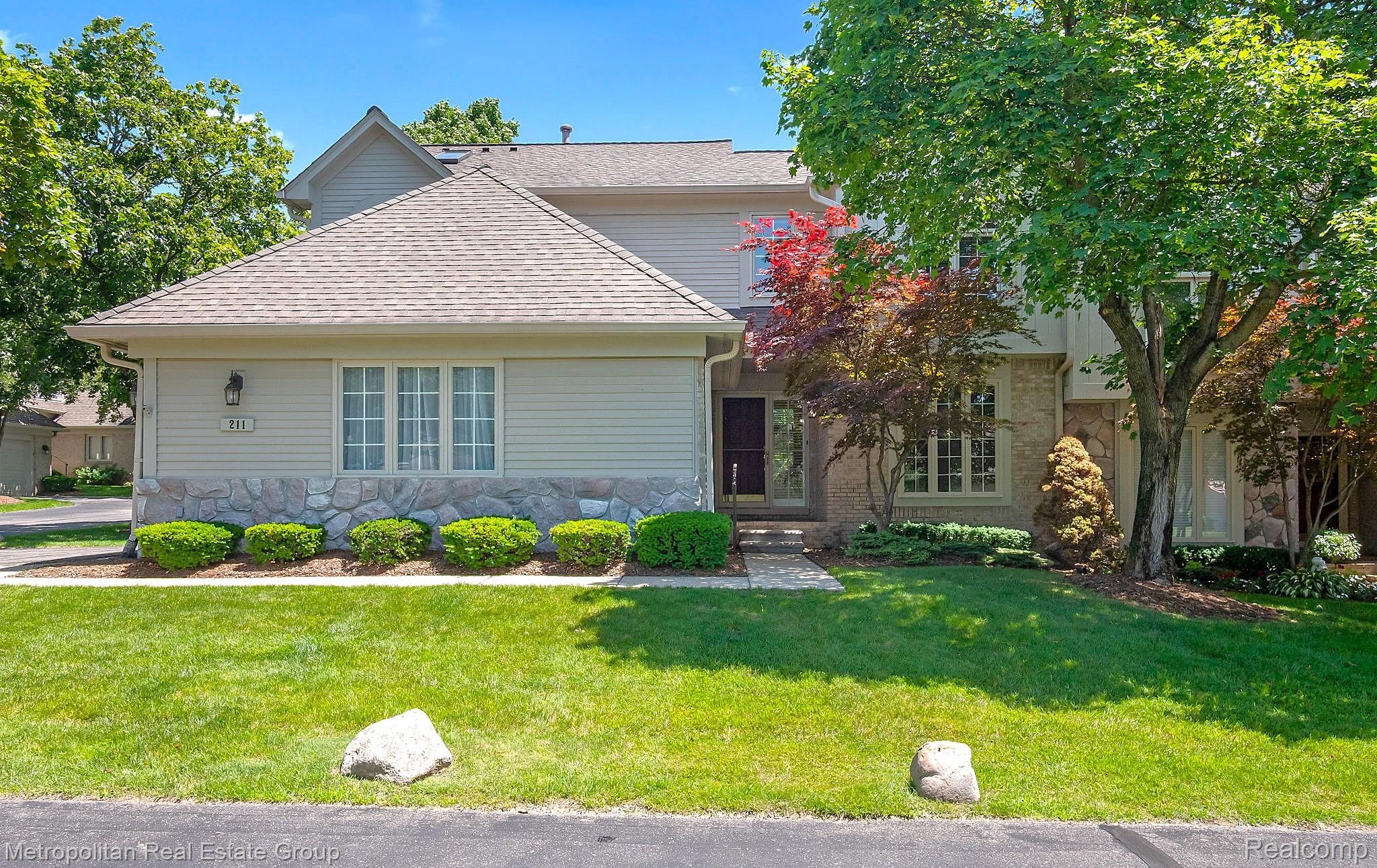 211 Saint Lawrence Boulevard