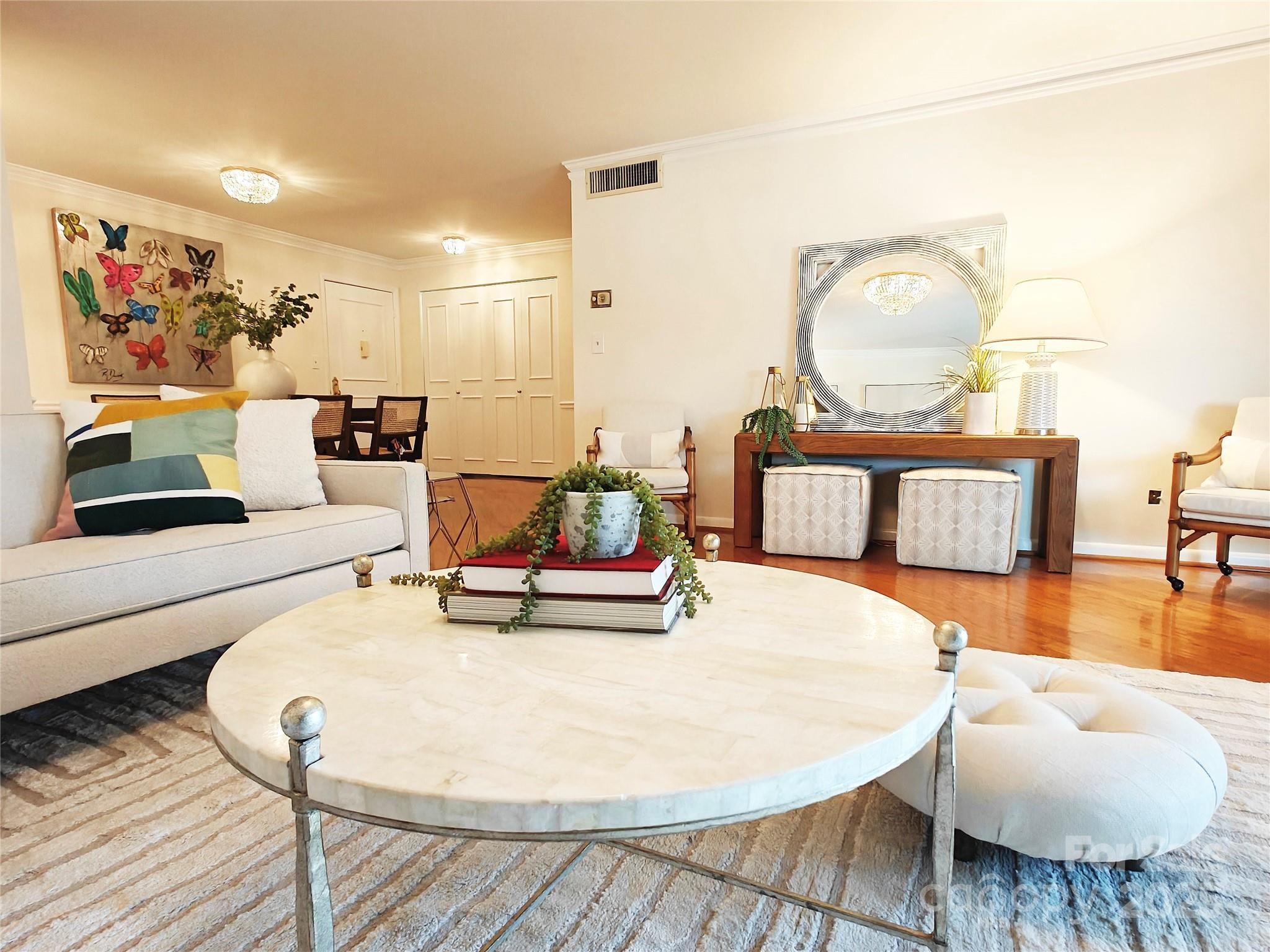 1323 Queens Road 327