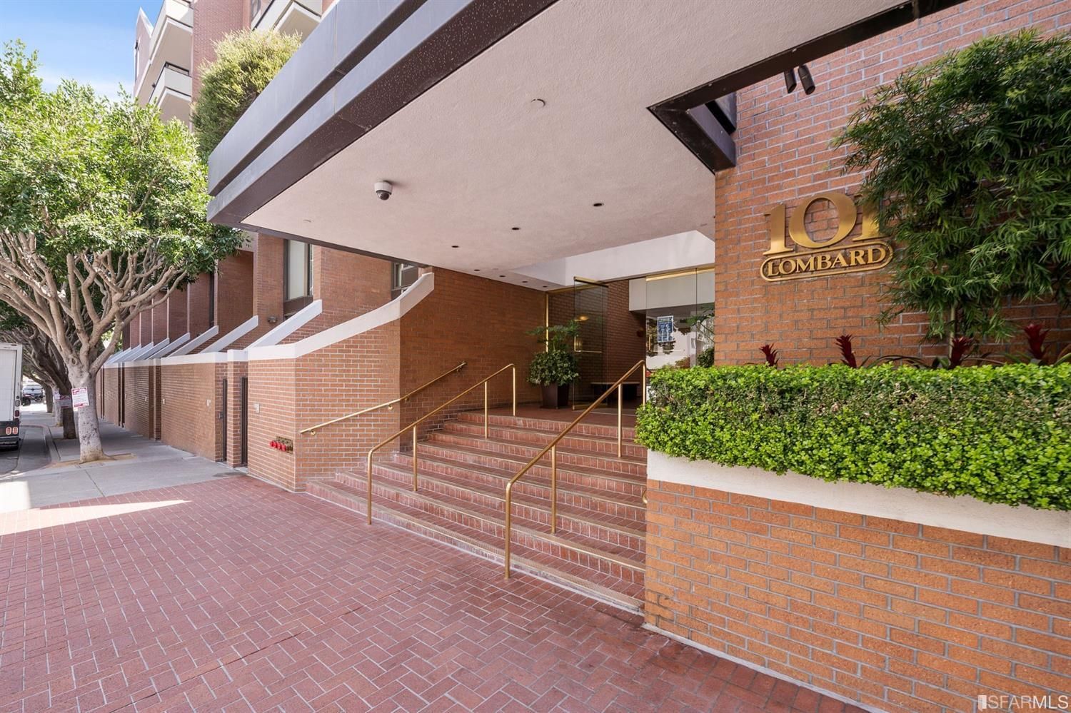 101 Lombard 22W