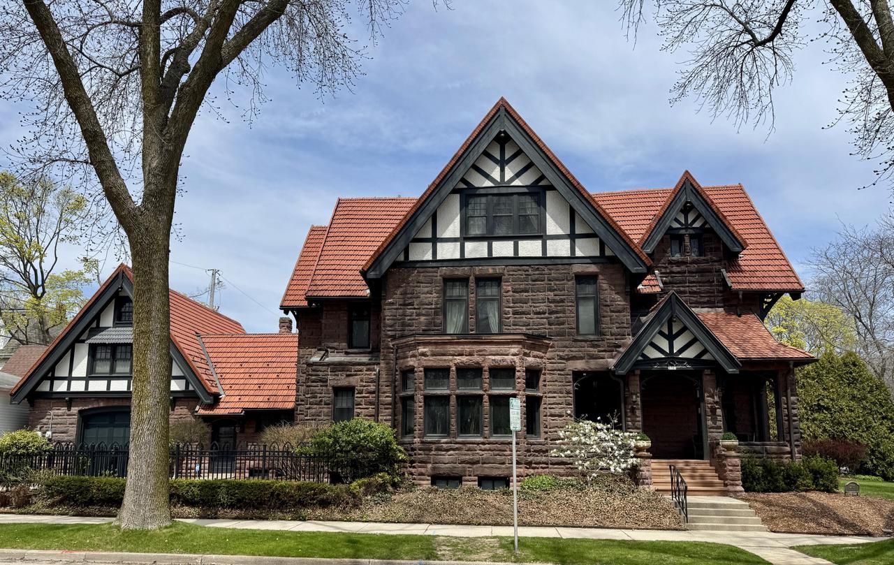 2701 North Lake Drive