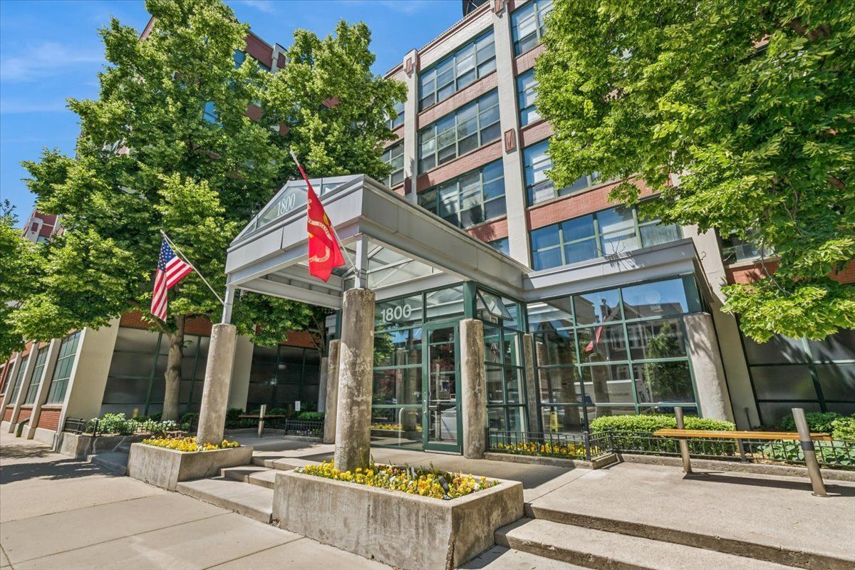 1800 W Roscoe Street W 521