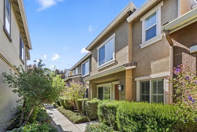 900 Old Oak Lane 3