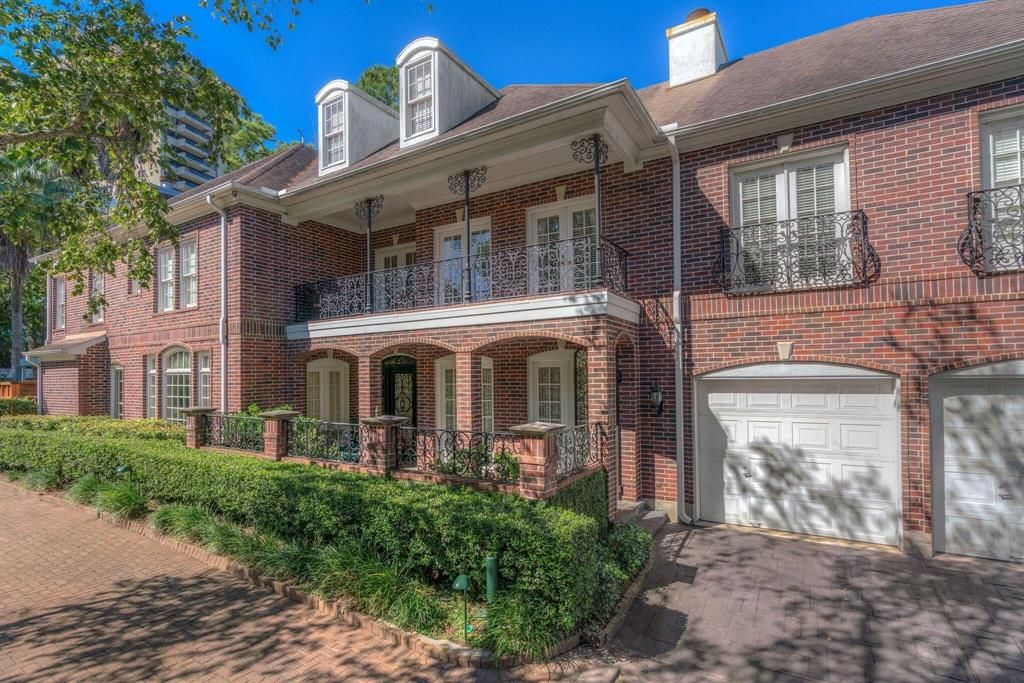 74 Briar Hollow Lane
