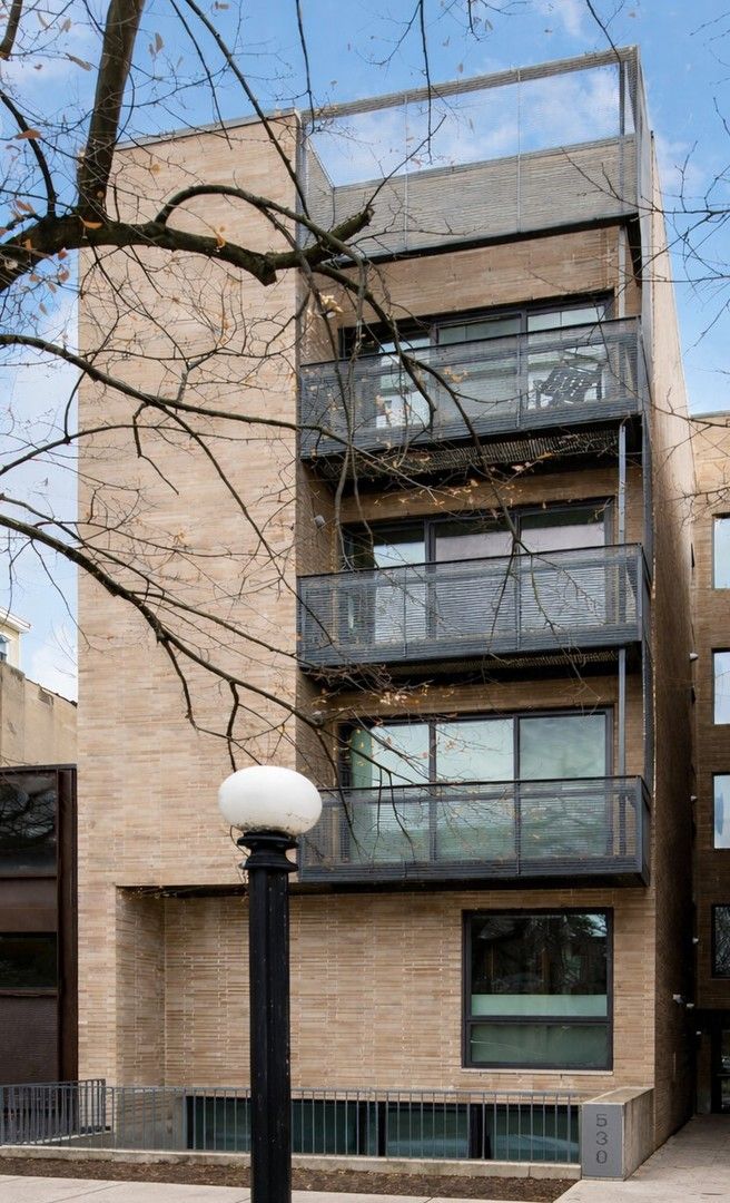 530 W Dickens Avenue 401