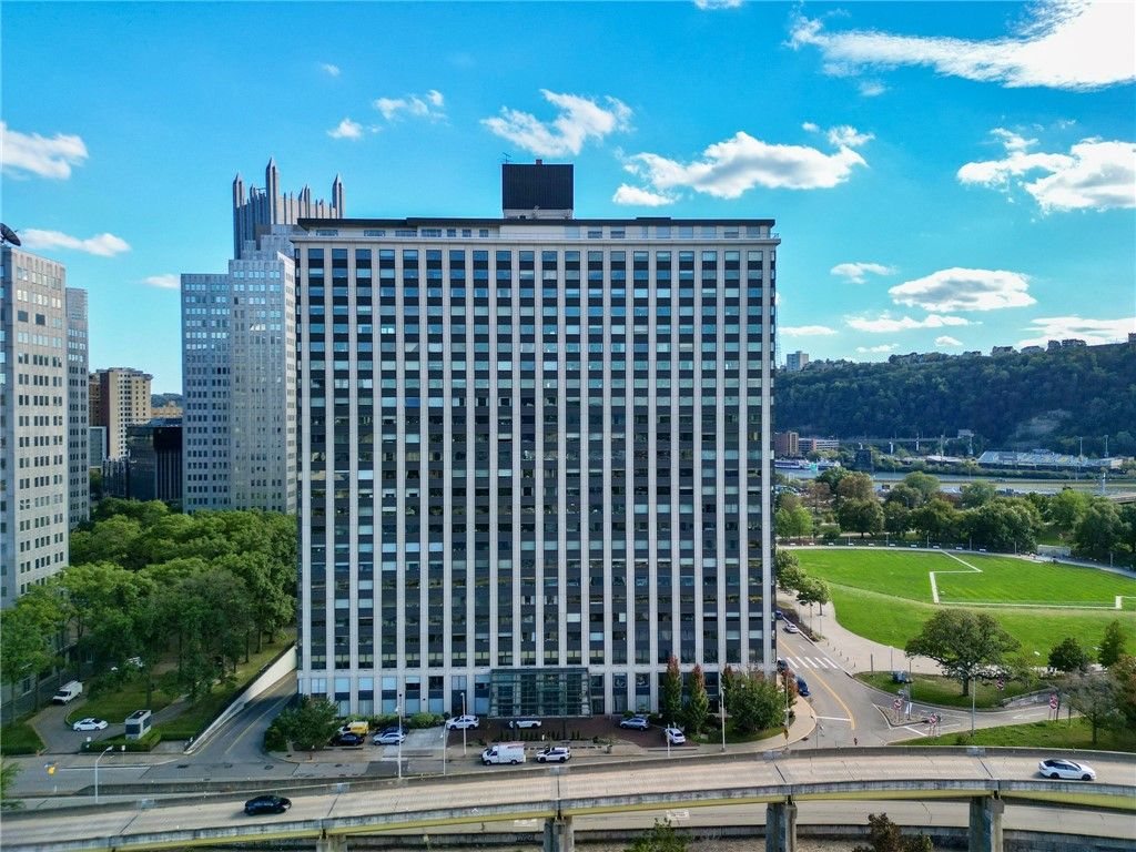 320 Fort Duquesne Blvd 19L