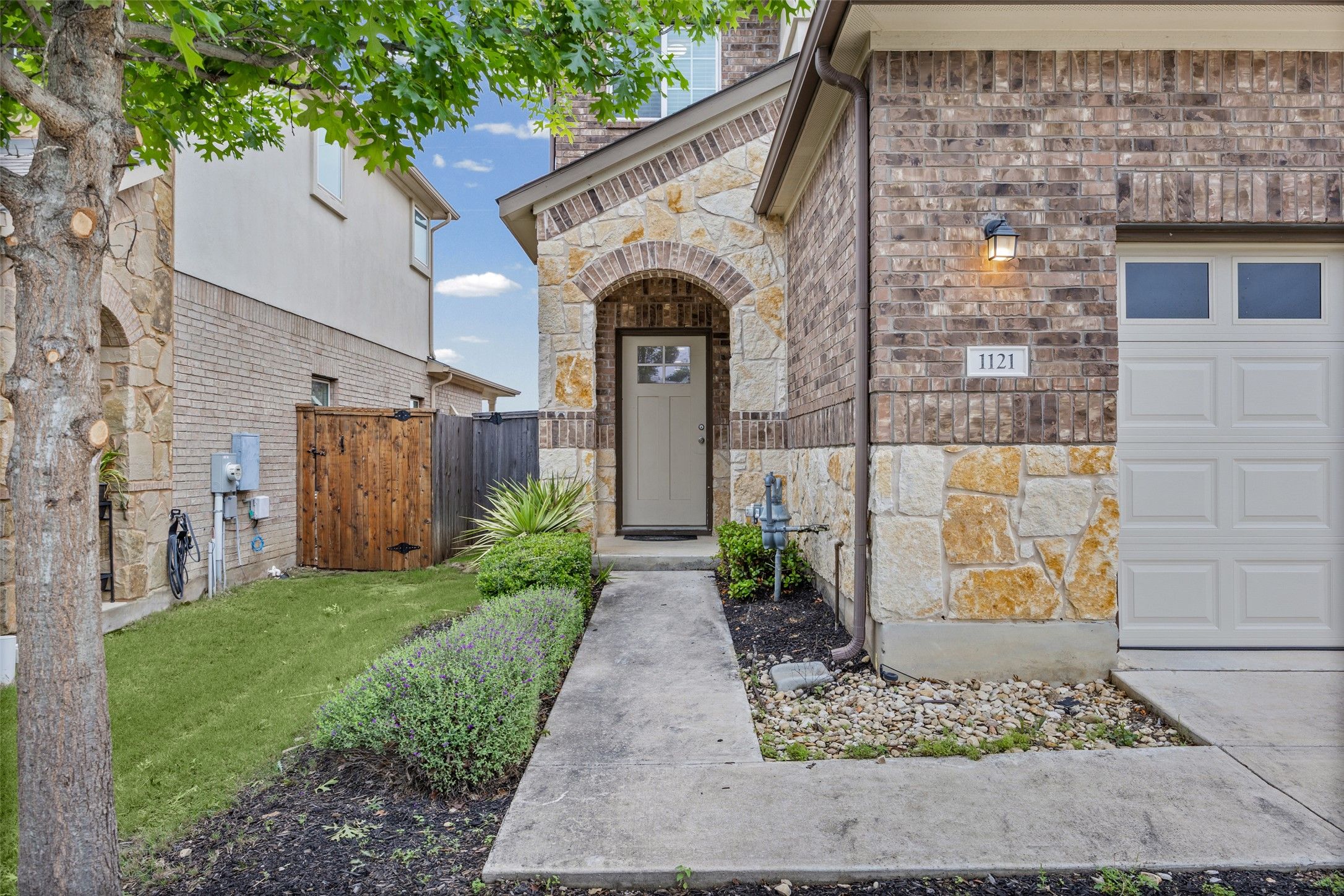 1121 La Conterra Boulevard