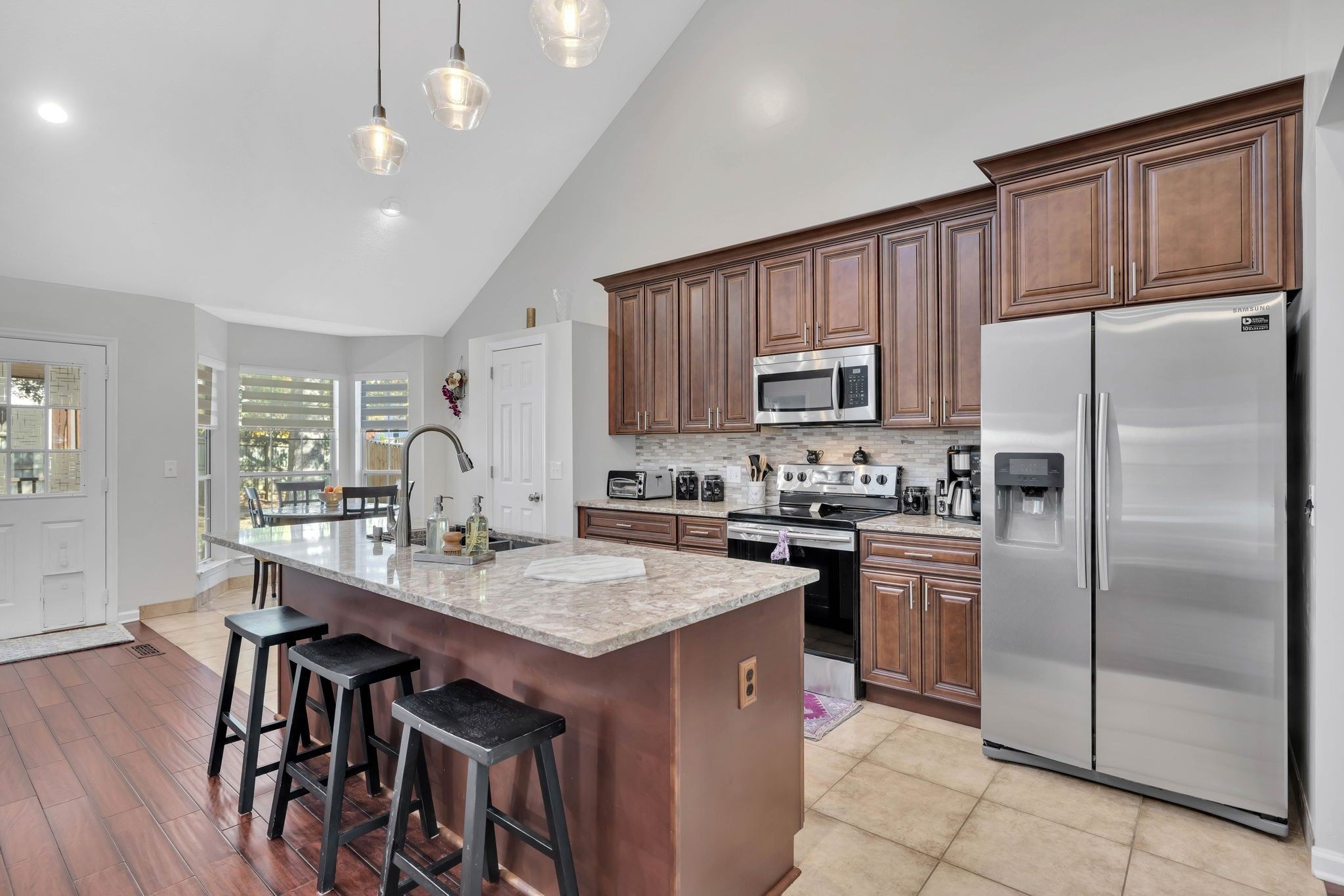1608 Roundhill Dr
