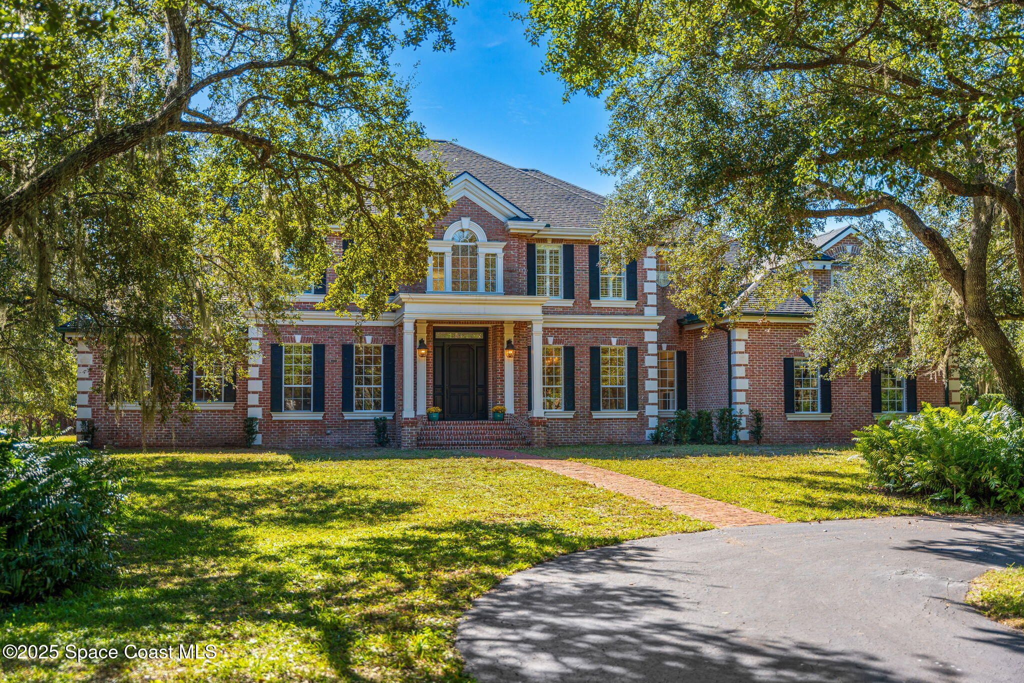 5585 Willoughby Drive